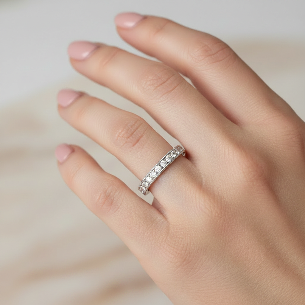 Alianza de Boda de Oro Blanco 14K con Diamantes y Borde Milgrain Curvo