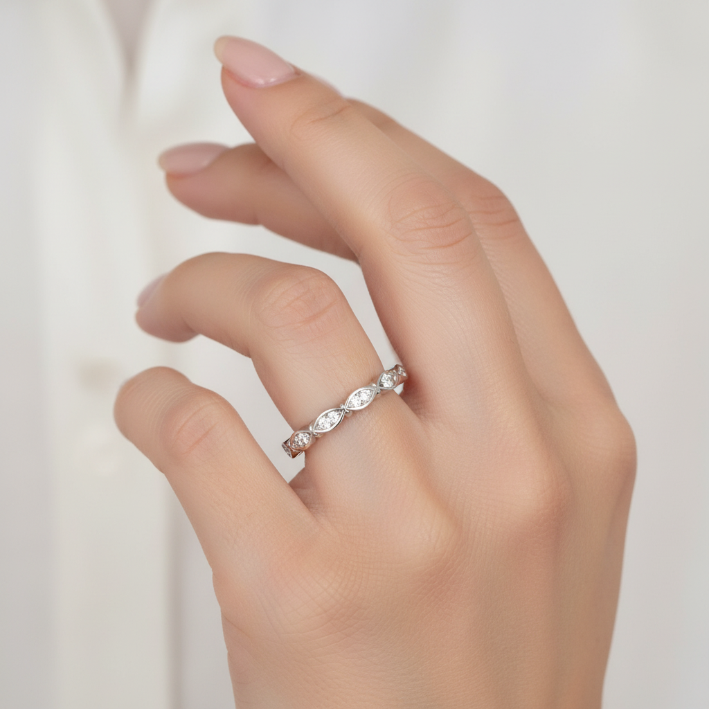 Alianza de Boda de Oro Blanco 14K con Diamantes, Diseño de Infinito.
